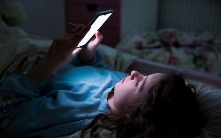 paidi_child_teen_generation_smartphone_social_shutterstock-768x480