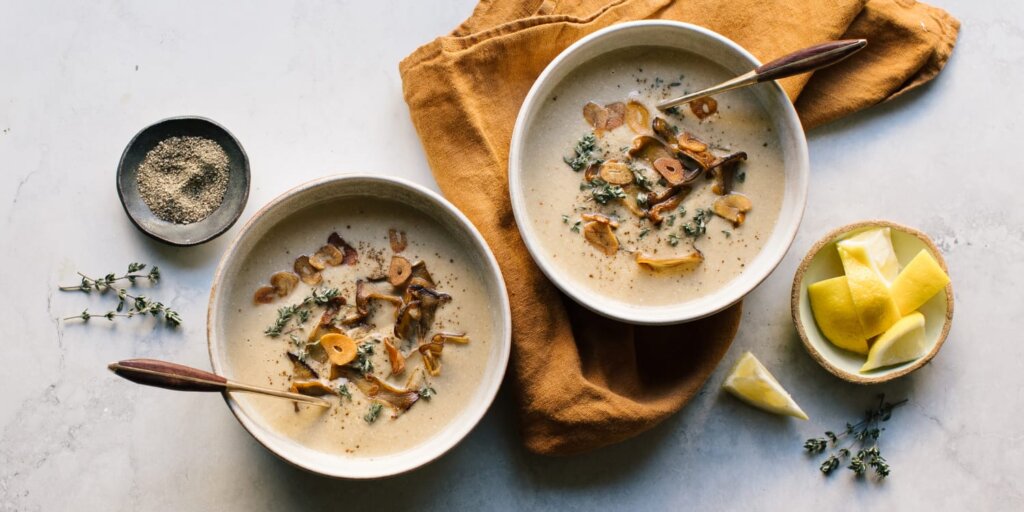 vegan-cream-of-mushroom-soup-main-te-250121