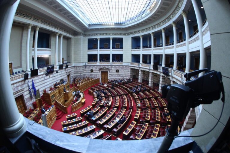 Eγκρίθηκε η επιστολική ψήφος για απόδημους - Πάνω από 200 ψήφους στα επίμαχα άρθρα
