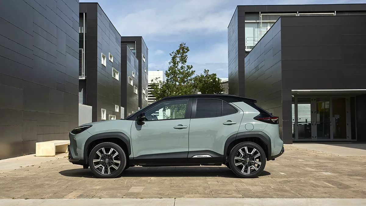 241203113900_toyota-yaris-cross-side