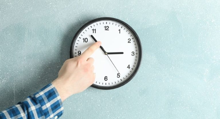 Αλλαγή ώρας την Κυριακή 26 Οκτωβρίου: Μία ώρα πίσω οι δείκτες των ρολογιών