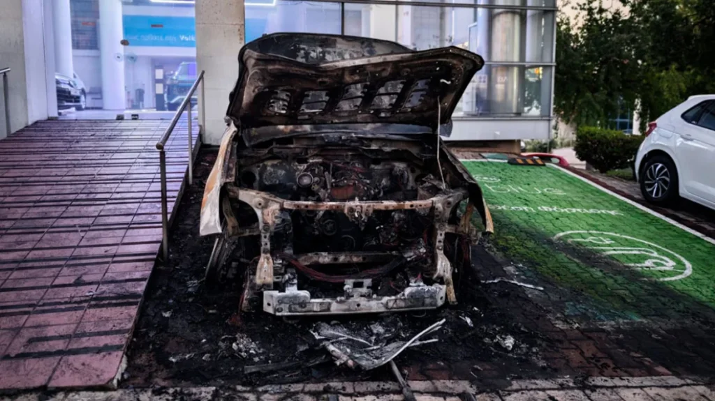Φωτιά σε έκθεση αυτοκινήτων στη Νέα Χαλκηδόνα - Ζημιές σε 12 αυτοκίνητα, τα 9 καταστράφηκαν ολοσχερώς fotia_xalkidona_arthrou