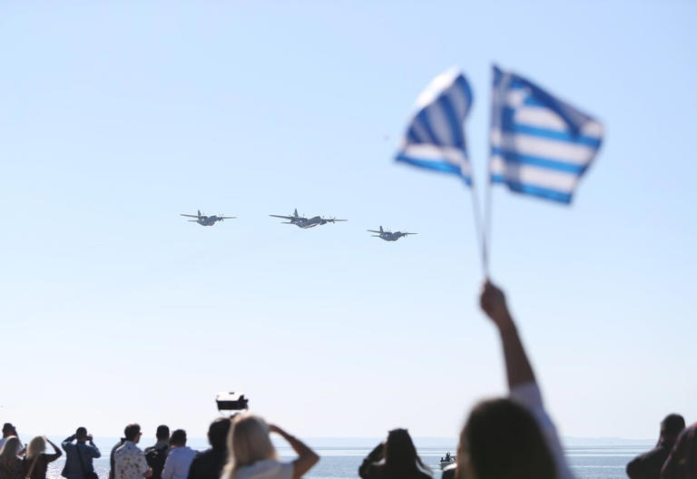 Καιρός 28η Οκτωβρίου: Στα «δύο» η χώρα - Από τη μία βροχές και ψύχρα από την άλλη ηλιοφάνεια