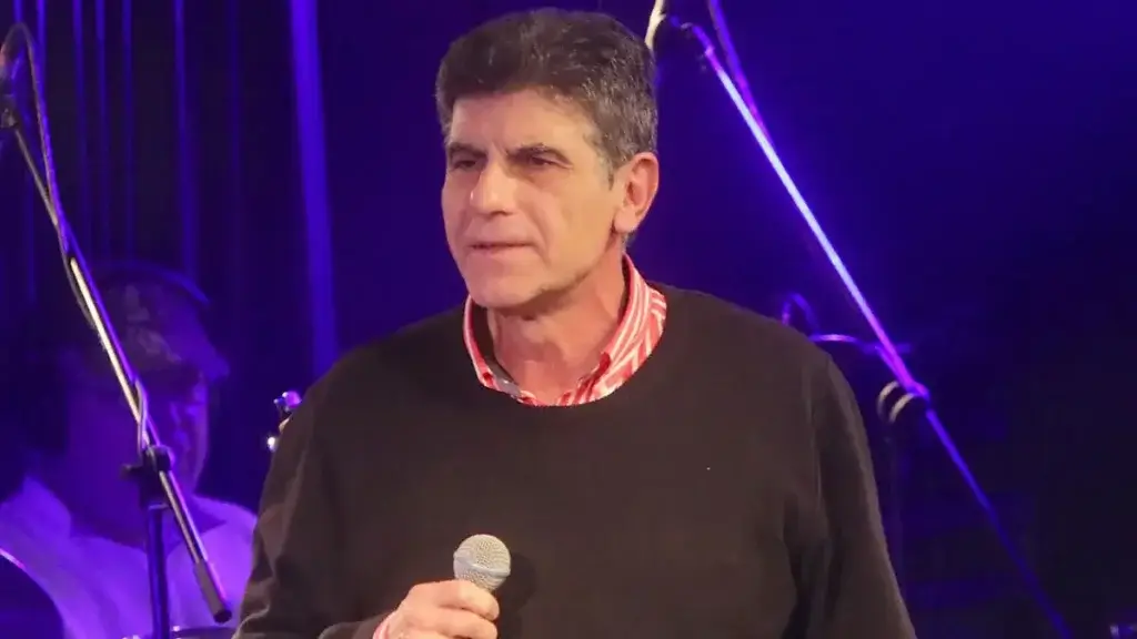 Γιάννης Μπέζος στο Στούντιο 4: «Δεν θέλω να ξαναβγώ καλοκαίρι σε περιοδεία, γιατί κουράστηκα»