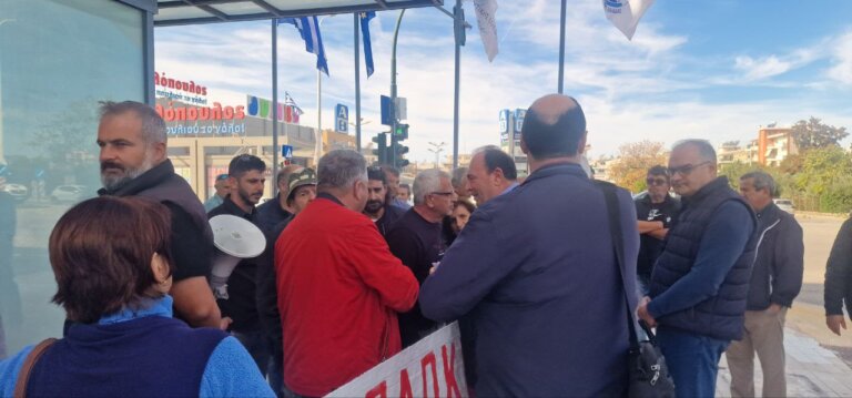 ΒΙΝΤΕΟ - Πάτρα: Αγρότες και κτηνοτρόφοι “φώναξαν” έξω από την Περιφέρεια – Ζητούν καταβολή αποζημιώσεων και επιδοτήσεων