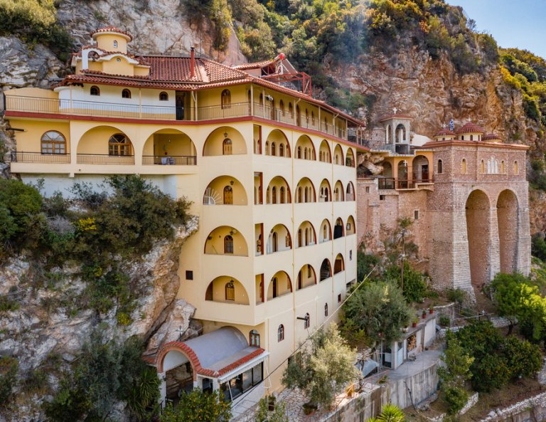 Βιντεο: Δείτε πώς η Περιφέρεια Δυτικής Ελλάδος προστάτευσε ιστορικό μοναστήρι που βρίσκεται... μέσα στα βράχια! Το μήνυμα Φαρμάκη