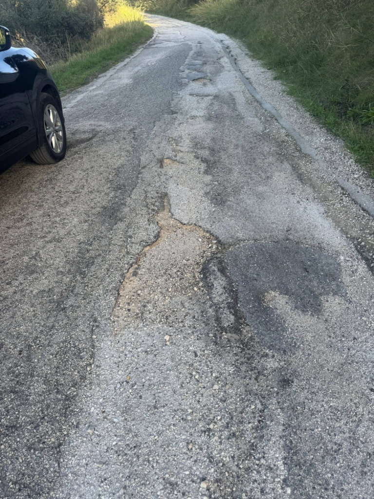 Σοβαρά προβλήματα οδοποιϊας εμφανίζει ο δρόμος στο Δασύλλιο Πάτρας 5