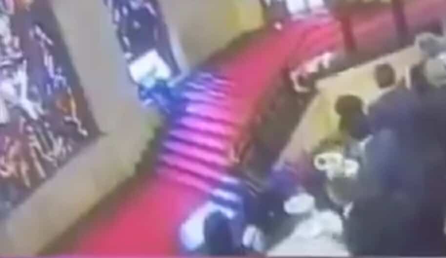 Η viral τούμπα Ιταλού πολιτικού: Έπεσε σε σκάλα και «έσκασε» με το κεφάλι σε σπάνιο βιτρό ΒΙΝΤΕΟ Η viral τούμπα Ιταλού πολιτικού: Έπεσε σε σκάλα και «έσκασε» με το κεφάλι σε σπάνιο βιτρό ΒΙΝΤΕΟ