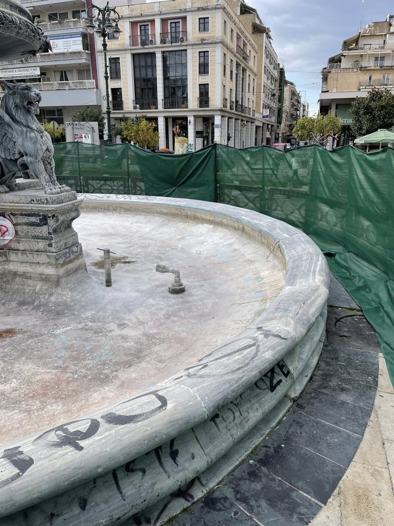 Πάτρα - φωτό: Βάνδαλοι "επιτέθηκαν" στα σιντριβάνια! Ξήλωσαν τα προστατευτικά για να... κάνουν την δουλειά τους!