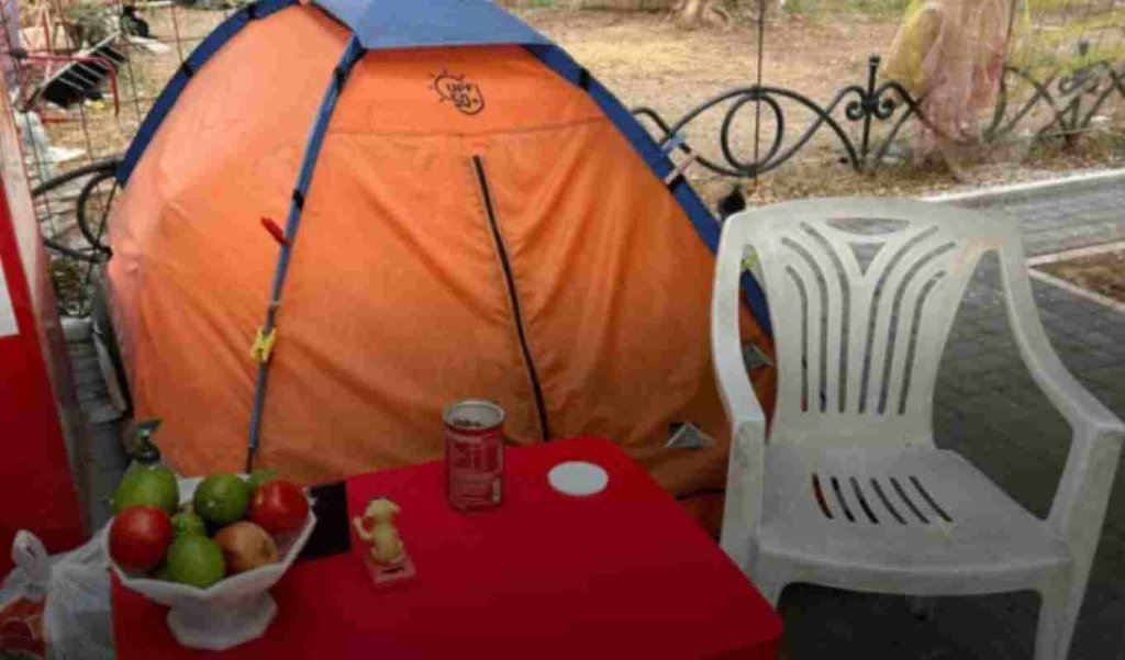 Πάτρα: Απομάκρυναν την σκηνή της άστεγης στην Πλ. Ολγας και τώρα... κοιμάται στο έδαφος 65768786786