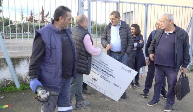 Πάτρα: Ο Πελετίδης αφαίρεσε τις πινακίδες στα σχολεία που διαφημίζουν τράπεζες