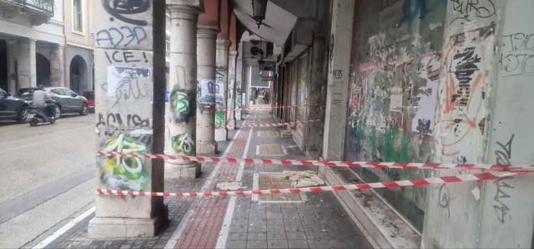 Καταστάσεις τρέλας στο κέντρο της Πάτρας - Το πεζοδρόμιο θα μείνει κλειστό για μήνες!