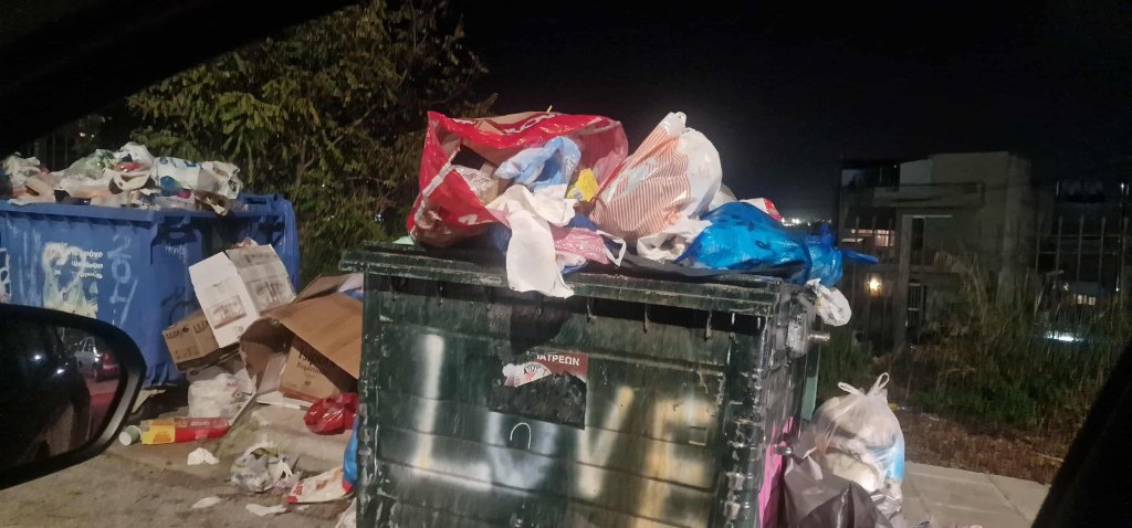 Εικόνες ντροπής με γεμάτους κάδους έξω από το 1ο Δημοτικό Σχολείο Πατρών IMG_7904