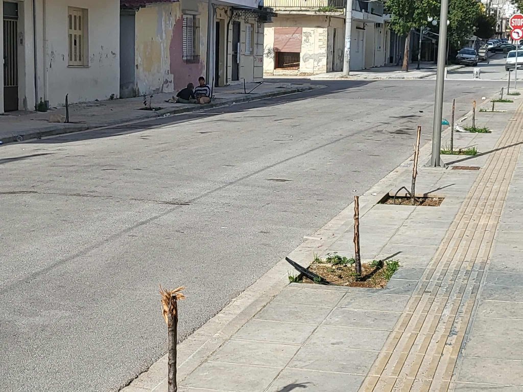 Έντονες διαμαρτυρίες κατοίκων για τις καταστροφές σε δενδροφυτεύσεις στην οδό Περγάμου IMG_7937