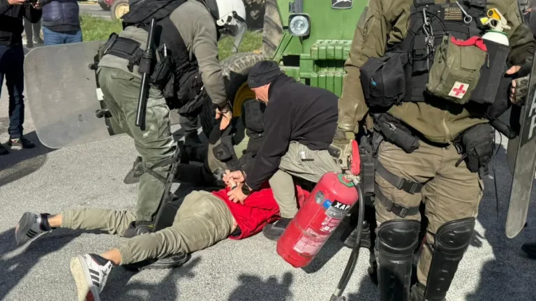 Χημικά στον Πλατύκαμπο, ένταση στον κόμβο της Νίκαιας μεταξύ αγροτών και αστυνομικών