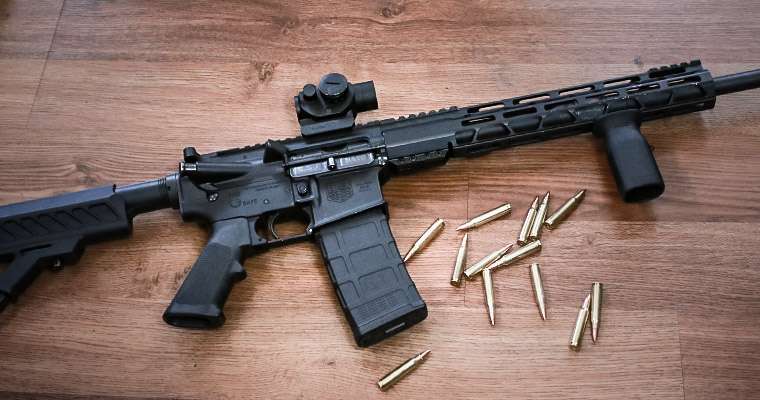 Πάτρα: Μεγάλη επιχείρηση της ΕΛ.ΑΣ – Ανακάλυψαν ναρκωτικά και όπλα μέσα σε σπίτι