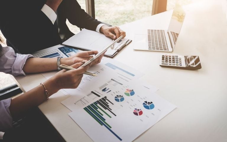 business_company_ergazomenoi_etaireia_-_shutterstock-768x480