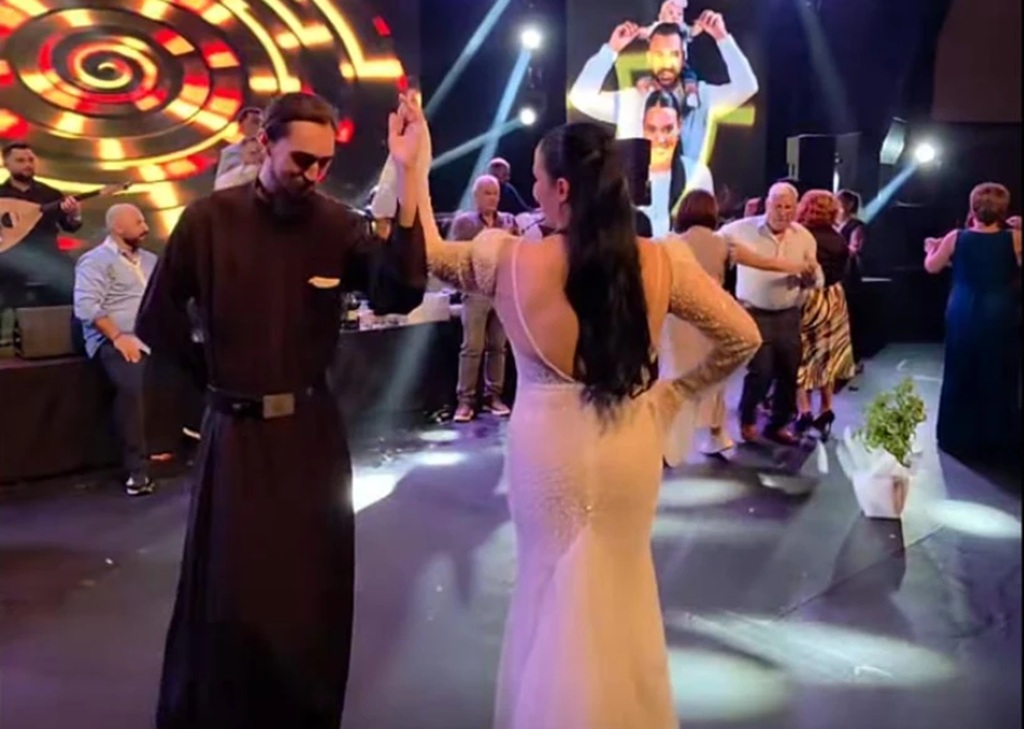 Ιερέας χόρεψε σούστα με νύφη σε γαμήλιο γλέντι στην Κρήτη – Το βίντεο που έγινε viral iereas-gamos-kriti