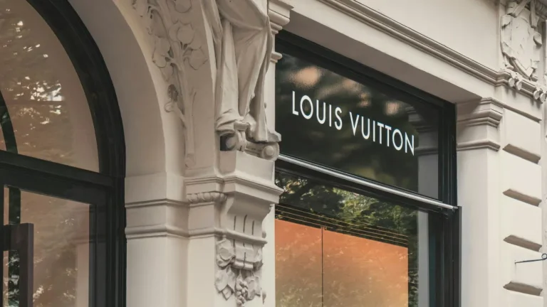 Ρώμη: Διάρρηξη σε αποθήκη της Louis Vuitton - Δράστες «καρφώθηκαν» με αυτοκίνητο πάνω σε βιτρίνα