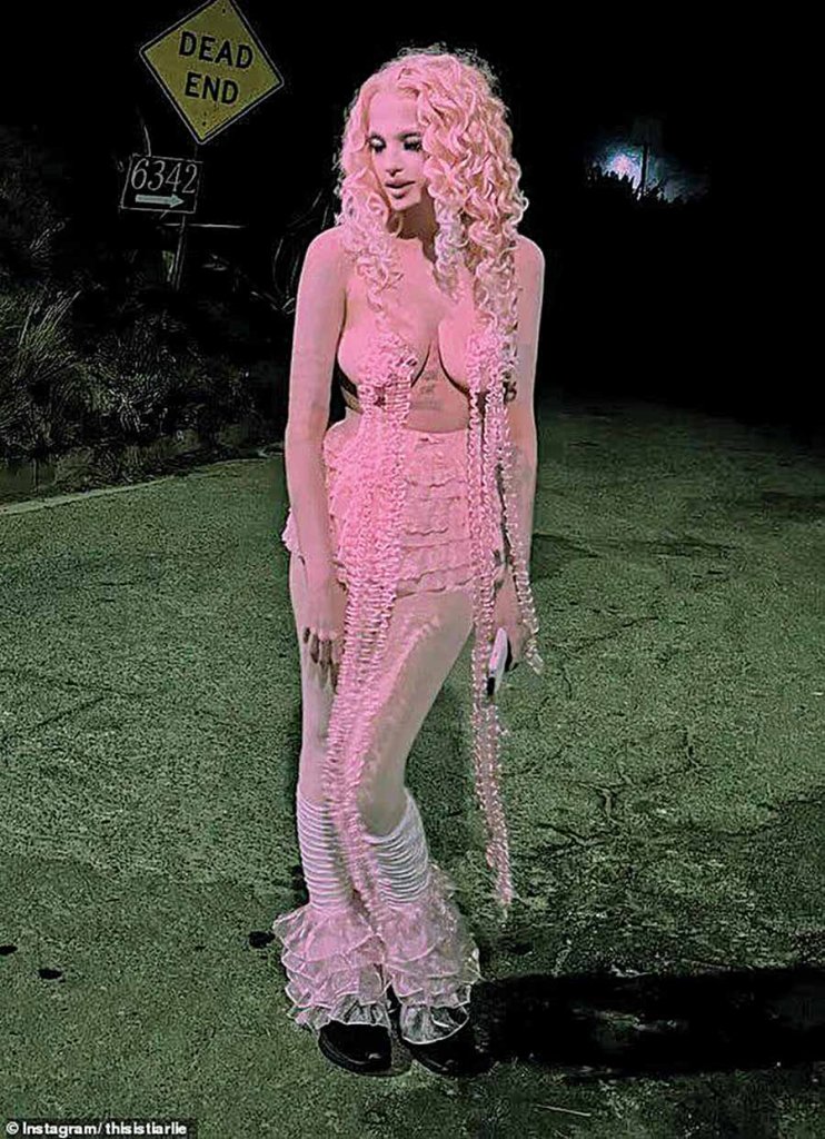 Topless «μέδουσα» η εγγονή Μέρντοχ merdox051151