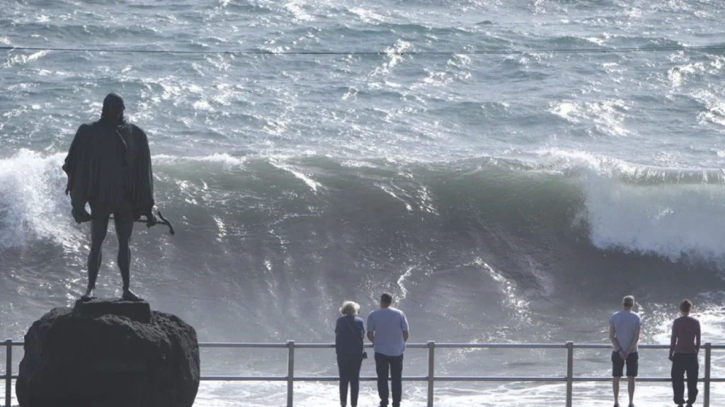Τρεις νεκροί στην Τενερίφη σε δυστυχήματα λόγω σφοδρής θαλασσοταραχής tenerife_kymata