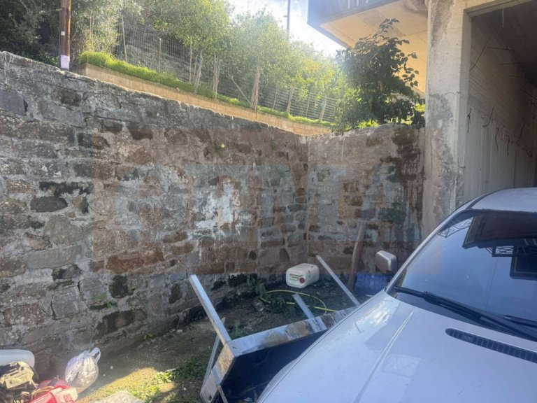 Ο 25χρονος πήρε αγκαλιά τον 3χρονο για να πάνε βόλτα, χτύπησε σε μπαλκόνι, ζαλίστηκε και έπεσαν μαζί - Συντετριμμένοι οι γονείς του μικρού Ανδρέα