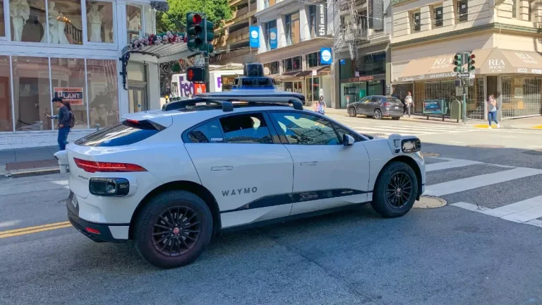 Απίστευτο: Αυτόνομο ταξί κοντοστέκεται και χαζεύει σκηνή εγκλήματος (+video)