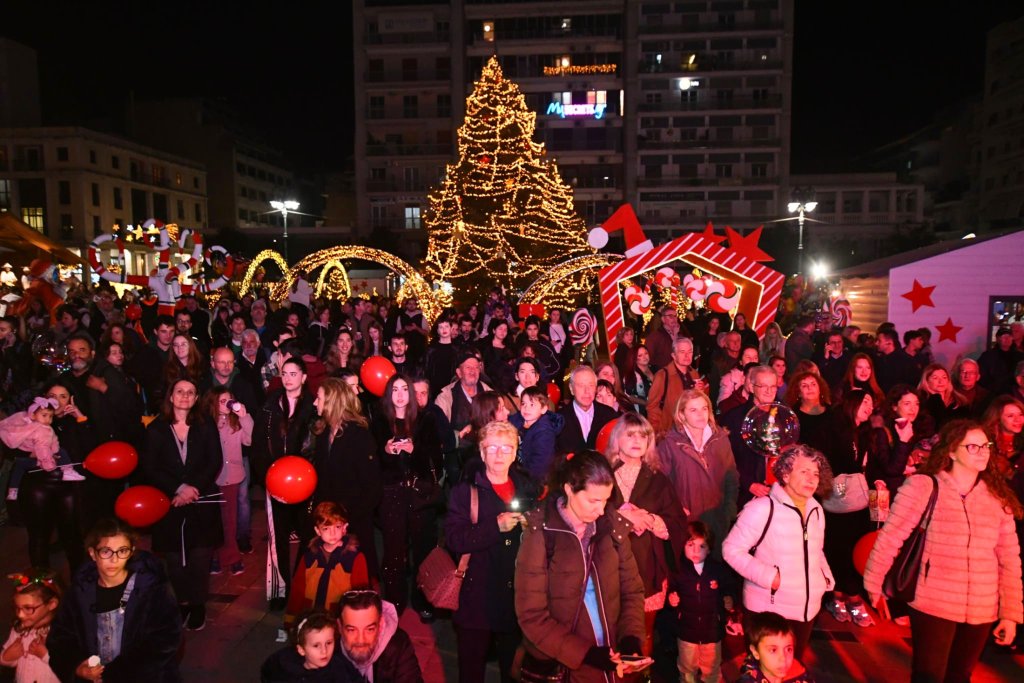 Πάτρα - φωτό: Εντυπωσιακό το χριστουγεννιάτικο δένδρο στην Πλ. Γεωργίου 597737404_3954841514660274_3839626824516567230_n