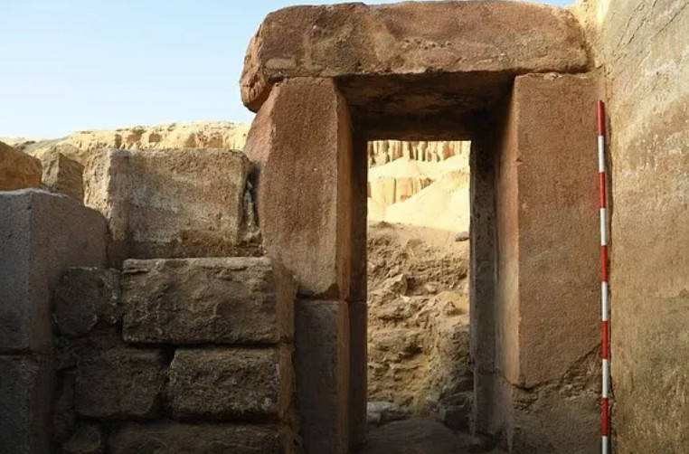 Archeologists-discover-a-4500-wear-old-temple