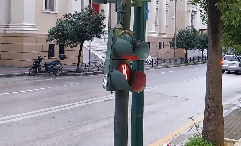 ΠΑΤΡΑ: Φανάρι… ανάποδα!