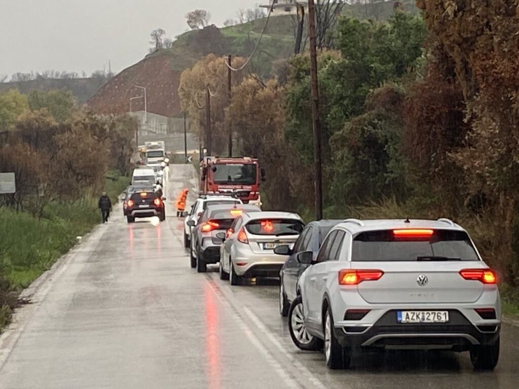 Θέατρο του παραλόγου στην Παλαιά Εθνική: Με κλειστή την Πατρών-Πύργου, άφησαν μόνο μια λωρίδα για να κόψουν δέντρα! IMG_8084