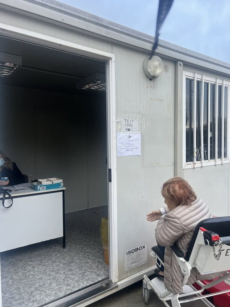 Ταλαιπωρία και κίνδυνοι για ασθενείς και προσωπικό - Σκηνές ντροπής στο κοντέινερ του ΕΟΔΥ IMG_8116