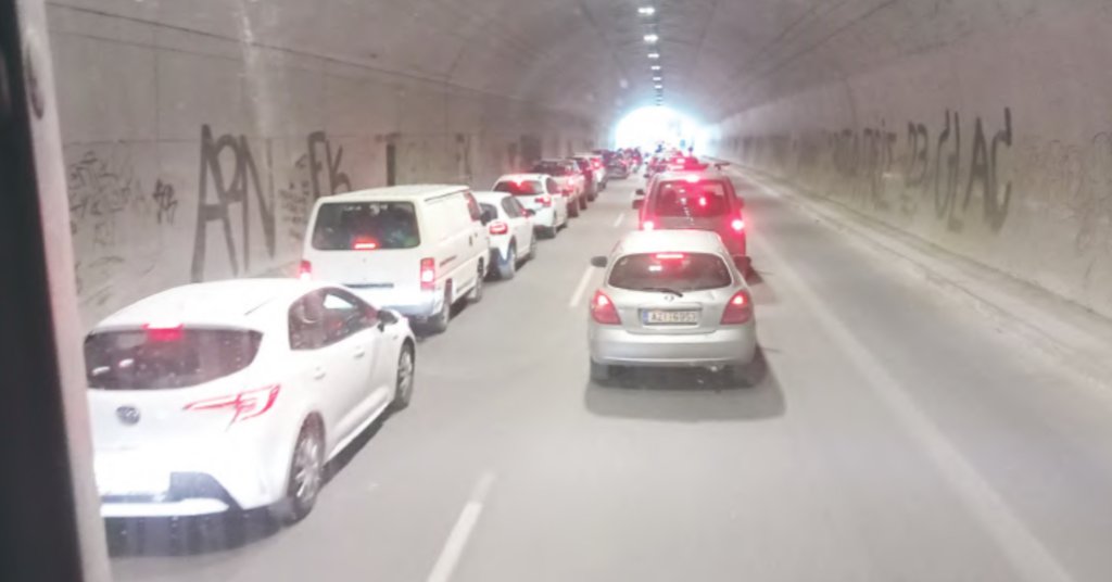 Κυκλοφοριακό έμφραγμα στους δρόμους της Πάτρας - Η ταλαιπωρία και η… αδιαφορία IMG_8670