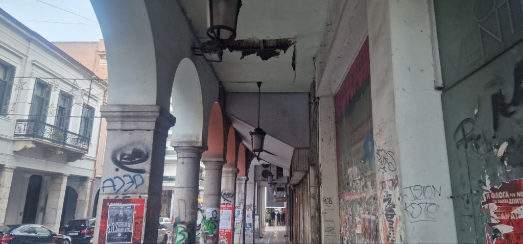 Απίστευτη προχειρότητα στο κέντρο της Πάτρας: Άνοιξαν το επικίνδυνο πεζοδρόμιο δίπλα στην παλιά Νομαρχία χωρίς να φτιαχτεί το κτίριο IMG_8672