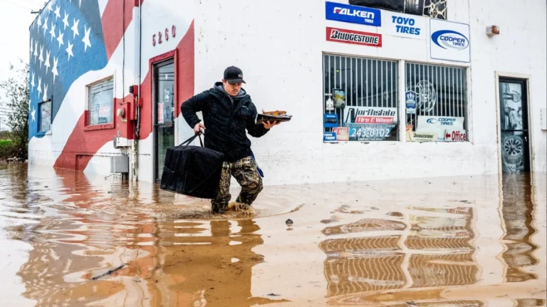 Σφοδρή χειμερινή καταιγίδα σαρώνει την Καλιφόρνια: Πλημμύρες, διασώσεις και κατάσταση έκτακτης ανάγκης σε έξι κομητείες