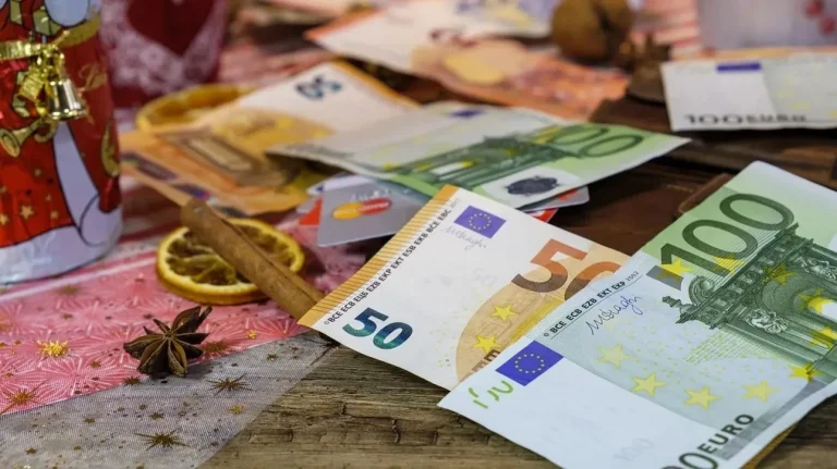 Πότε πληρώνεται το Δώρο Χριστουγέννων: Τι μπορούν να κάνουν οι εργαζόμενοι αν δεν καταβληθεί