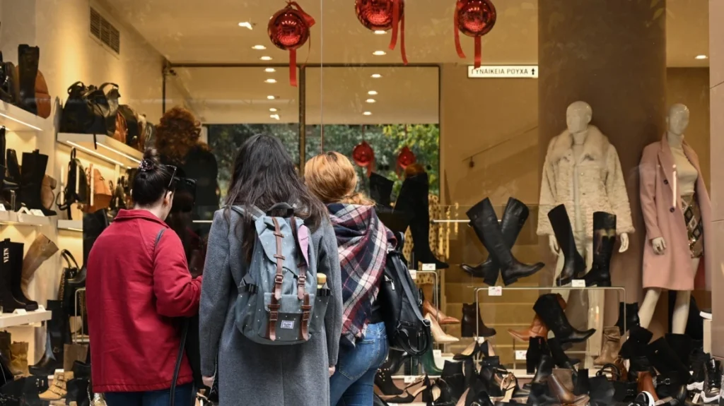 Πάτρα: Ανοικτά τα εμπορικά καταστήματα αύριο Κυριακή - To εορταστικό ωράριο eortastiko-vrario