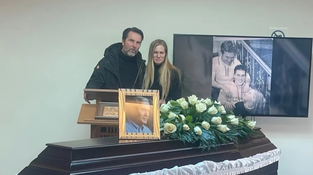 Με το τραγούδι «Του Αιγαίου τα μπλουζ» αποχαιρέτησαν τον Αλμπέρτο Εσκενάζυ συγγενείς και φίλοι στο αποτεφρωτήριο Ριτσώνας