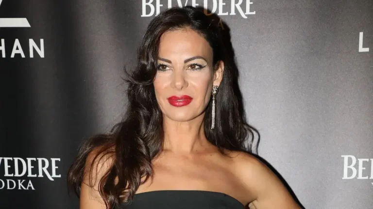 Εύη Βατίδου: «Ασχολούμαι με κατασκευές σε σπίτια και παρακολουθώ το πολιτικό σκηνικό γενικότερα»