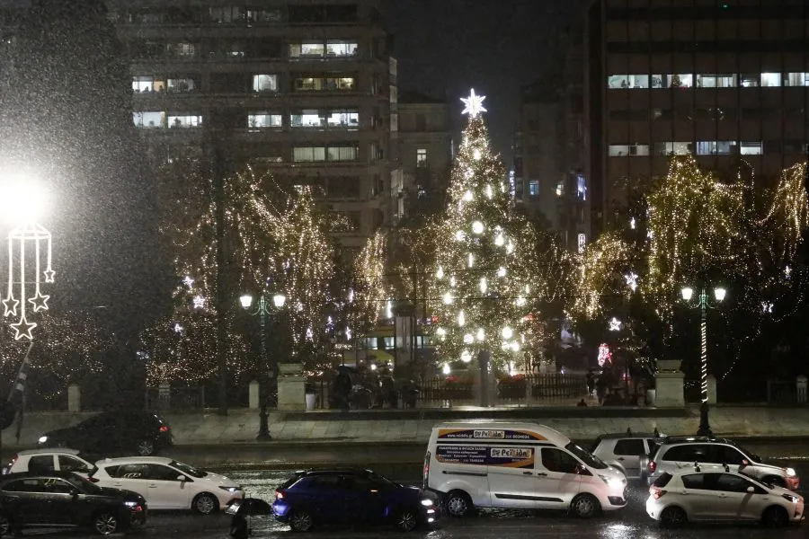 Καιρός: Με ομπρέλα το ρεβεγιόν των Χριστουγέννων