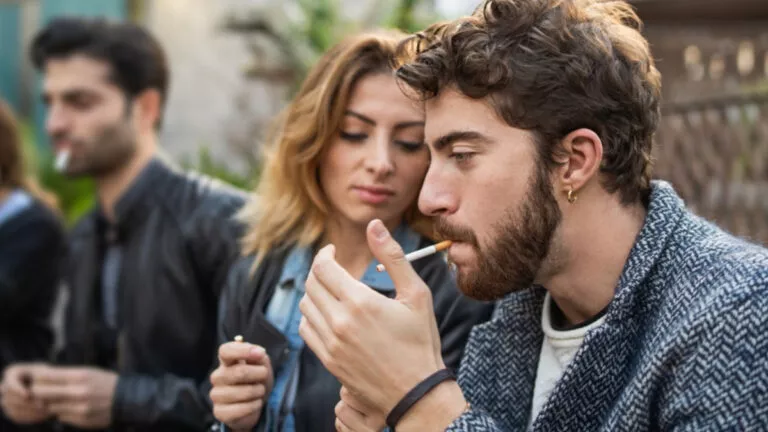 «Καπνίζω κάτω από 5 τσιγάρα την ημέρα, πειράζει;» – Νέα μελέτη απαντά kapnisma_shutterstock_2224425683-768x432