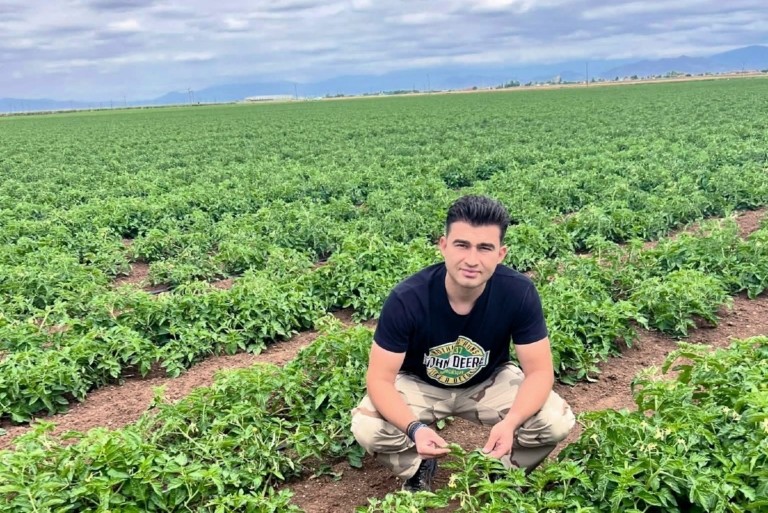 Κωνσταντίνος Κωστούλης: Ποιος είναι ο Αγρότης της Χρονιάς – Το δύσκολο παρόν και το πλάνο για τον πρωτογενή τομέα