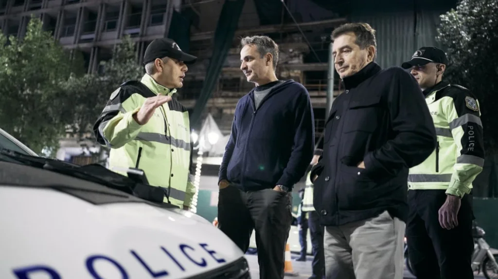 Επίσκεψη Μητσοτάκη σε μπλόκο της Τροχαίας στη Σταδίου: Έκανε αλκοτέστ για να δει πως γίνεται, δείτε βίντεο και φωτογραφίες mitsotakis__stadiou_mk