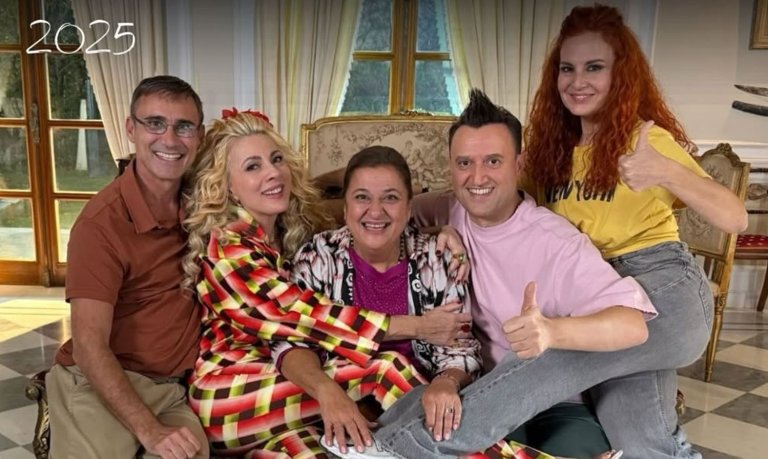 Παρά Πέντε: Όλα όσα έγιναν στο reunion της θρυλικής σειράς – Το τραγούδι των ηθοποιών και το βίντεο για τους συντελεστές που έχουν φύγει από τη ζωή