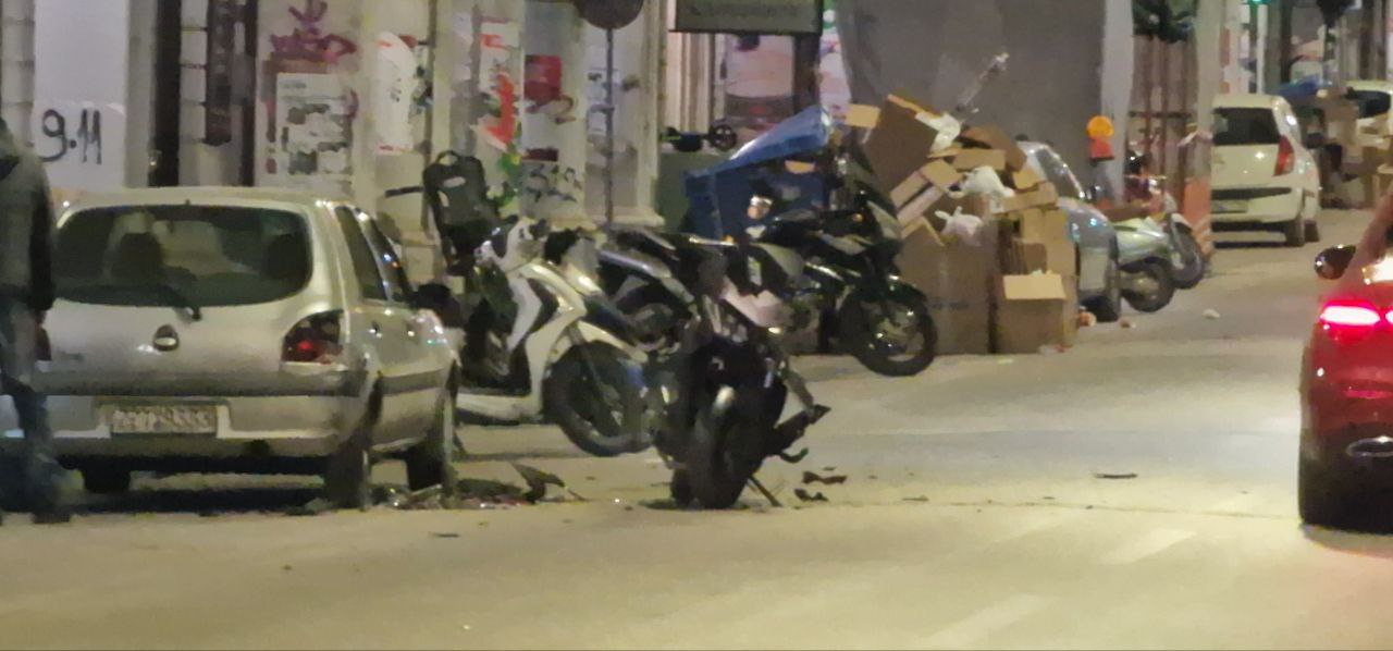 Ειδήσεις και νέα για Πάτρα , Δυτική Ελλάδα Πάτρα: Μηχανή έπεσε πάνω σε δύο αυτοκίνητα στην Κορίνθου! Στο έδαφος ο οδηγός – φωτο