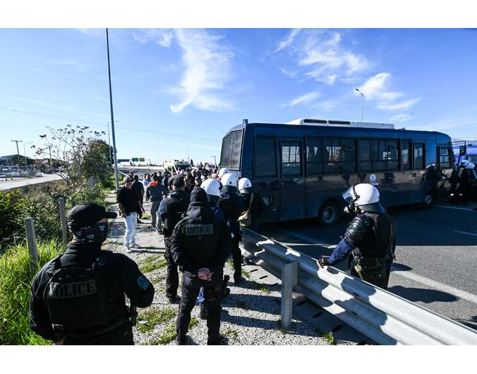 Ένταση στην Πάτρα – Μπλόκο της ΕΛΑΣ στους αγρότες πριν τη γέφυρα Ρίου-Αντιρρίου