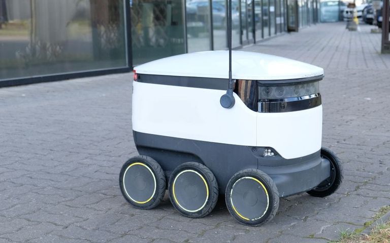 shutterstock_robot_-768x480