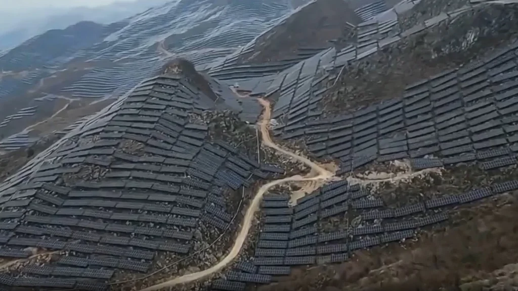 Κίνα: Απόκοσμες εικόνες, «έντυσαν» ολόκληρα βουνά με φωτοβολταϊκά, δείτε βίντεο solar-panels