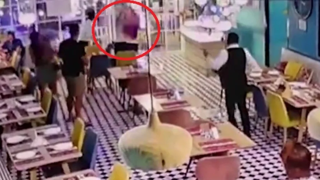 Τραγικός θάνατος για Αυστραλό στην Ταϊλάνδη: Η στιγμή που πέρασε μέσα από γυάλινη πόρτα σε εστιατόριο και πέθανε από την αιμορραγία tailandi-thanatos