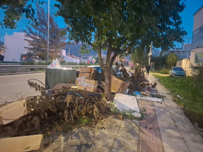 ΠΑΤΡΑ: Ο καθρέφτης της παιδείας μας στις άκρες των πεζοδρομίων - Σκουπίδια και πεταμένα στρώματα στη Βενιζέλου (ΦΩΤΟ)